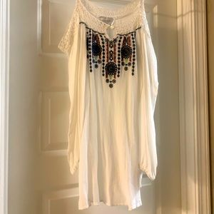 Romeo+Juliet Beach off the shoulders cover up no size listed but will fit M 4-6